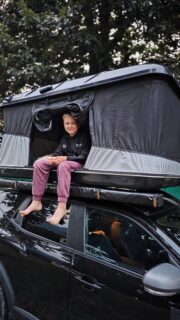 Mums vislabāk par visām patīk @jamesbaroud jumta teltis, mēs paši ceļojam ar visām, bet katram ceļojumam izvēlamies savu veidu.
Ja nepieciešama vieta bagāžai, tad Grand Raid, ja dodamies tuvajos izbraucienos, tad Space, ja kaut kur, kur daba pasakaini skaista, tad Evasion vai Grand Raid, lai ir var vērot 360 grādu panorāmas skatu.
#jamesbaroud #rooftoptents #rooftoptent #balticoverlanders