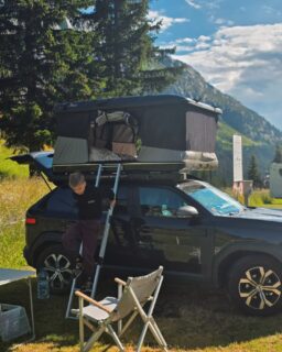 JUMTA TELTS, AR 590 EIRO ATLAIDI
Šajā ceļojumā esam devušies ar James Baroud Grand Raid X jumta telti - matrača izmērs 160 x 200cm. Tajā saguļam mēs 2 pieaugušie un 9 gadus vecs dēls, bet, ja bērni ir mazi, pietiks vietas 2 pieaugušajiem un 2 bērniem.

Šai jumta teltij ir bagāžas nodalījums uz jumta - tur liekam tūrisma galdu un krēslus, lai automašīnas bagāžnieks nebūtu aizkrauts. Teltij ir 360 panorāmas skats.

📍Ir pieejama šāda jauna jumta telts melnā krāsā. Cena: 3300 eur (iepriekš 3890 eur).

#jamesbaroud #jumtatelts #rooftoptent #rooftoptents